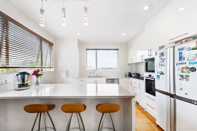 Photo of property in 17 Bintulu Place, Fairview Heights, Auckland, 0632