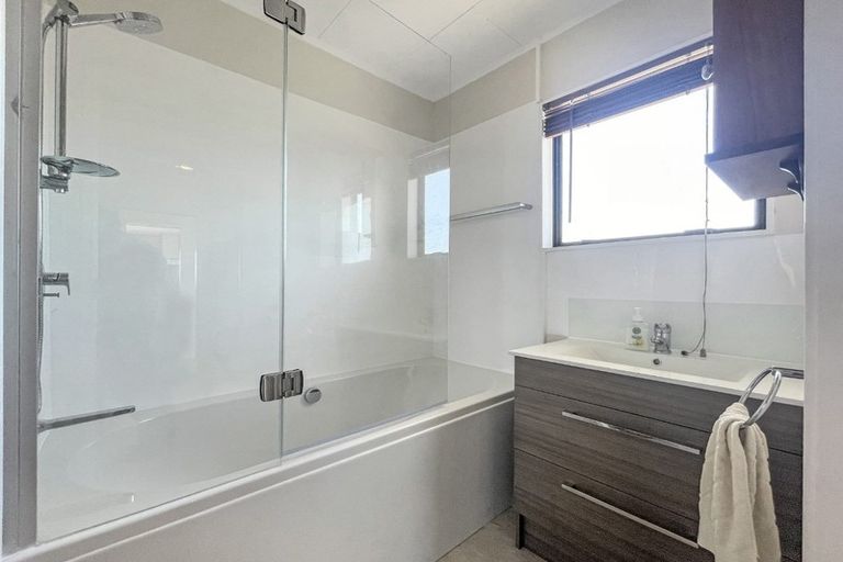 Photo of property in 7 Sunhaven Drive, Newlands, Wellington, 6037