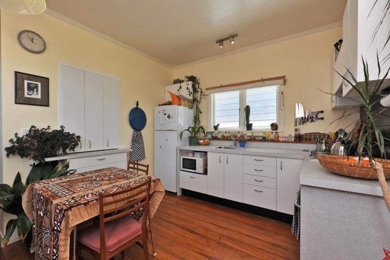 Photo of property in 36 Apu Crescent, Lyall Bay, Wellington, 6022