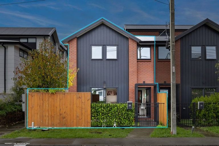 Photo of property in 2/19 Karamu Street, Te Atatu Peninsula, Auckland, 0610