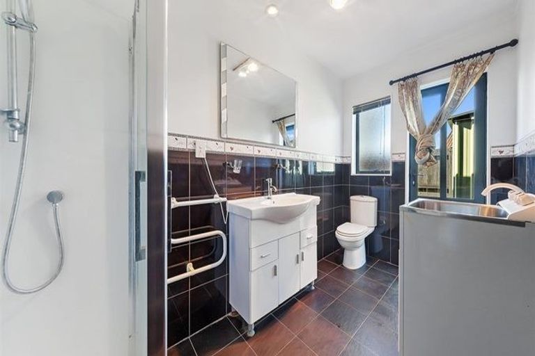 Photo of property in 1 Waylen Place, Burswood, Auckland, 2013