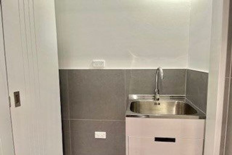 Photo of property in 9/11 Scanlen Terrace, Kelston, Auckland, 0602