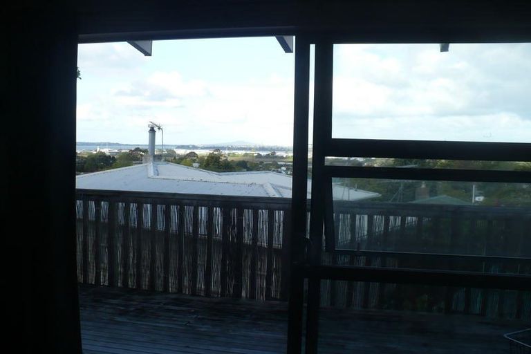 Photo of property in 1/1 Cron Avenue, Te Atatu South, Auckland, 0610