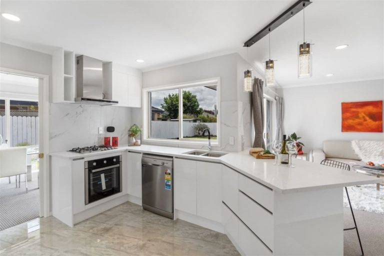 Photo of property in 9 Camerton Close, Northpark, Auckland, 2013