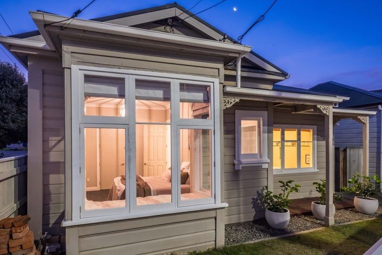 Photo of property in 90 Onepu Road, Lyall Bay, Wellington, 6022