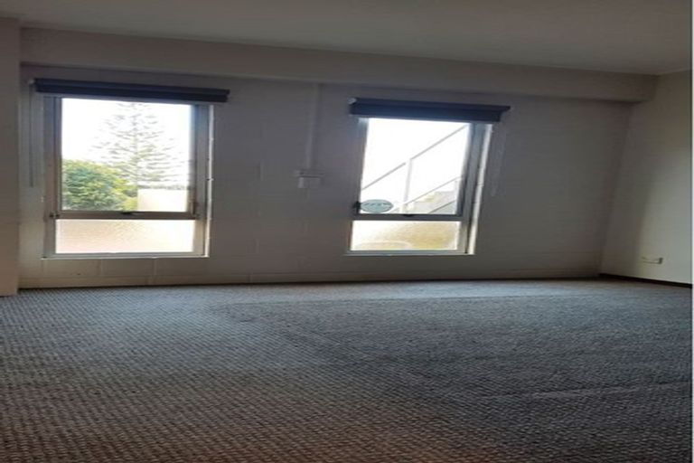 Photo of property in 15 Colin Wild Place, Glenfield, Auckland, 0629