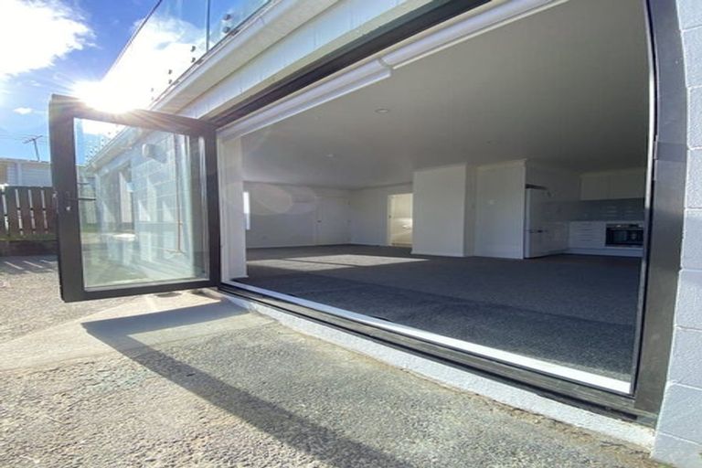 Photo of property in 132 Colwill Road, Massey, Auckland, 0614