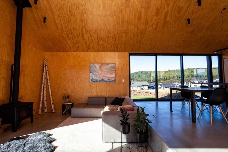 Photo of property in 12 Avalanche Place, Wanaka, 9305