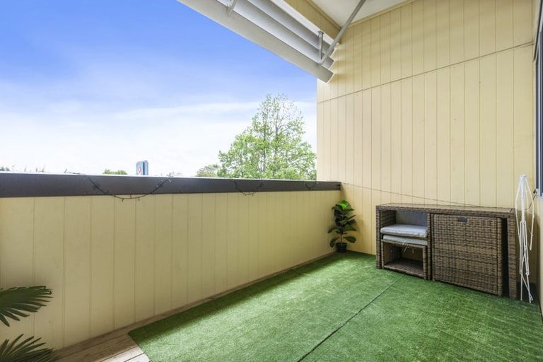 Photo of property in 5/11 Ray Small Drive, Papakura, 2110