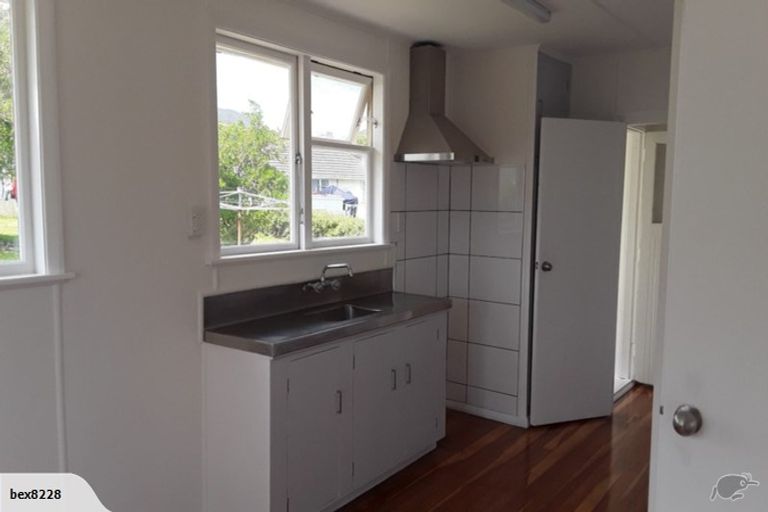 Photo of property in 6 Iris Grove, Cannons Creek, Porirua, 5024