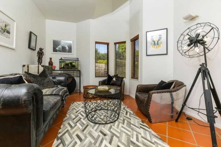 Photo of property in 28 Oakford Park Crescent, Greenhithe, Auckland, 0632