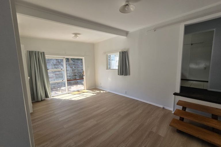 Photo of property in 25 Bellringer Crescent, Newlands, Wellington, 6037