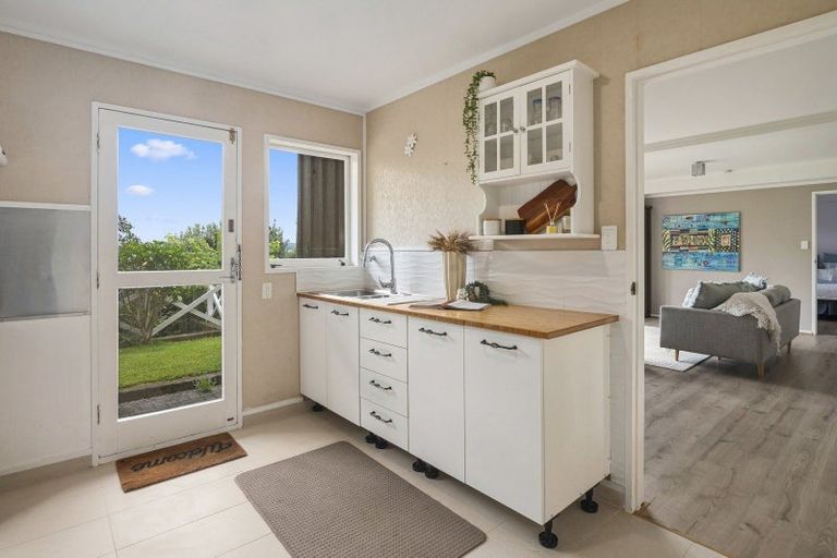 Photo of property in 11 Rika Place, Kawaha Point, Rotorua, 3010