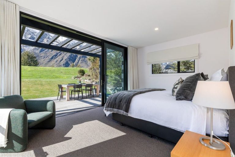 Photo of property in 33 Hackett Road, Jacks Point, Queenstown, 9371