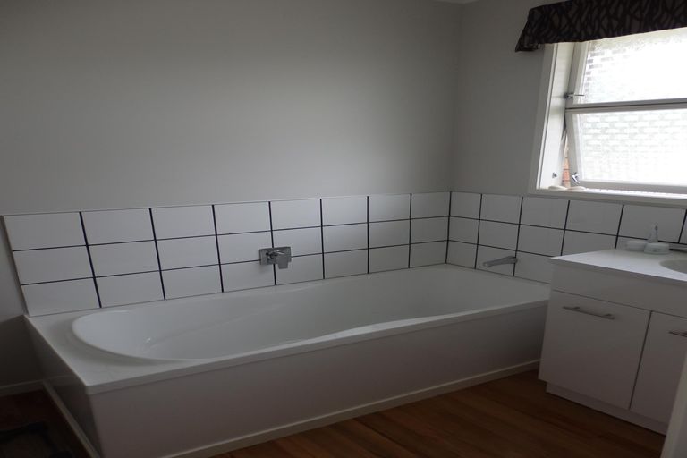 Photo of property in 281 Shakespeare Street, Leamington, Cambridge, 3432