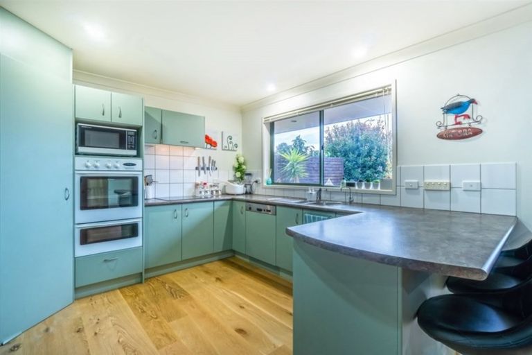 Photo of property in 32 Woodridge Avenue, Northcross, Auckland, 0630