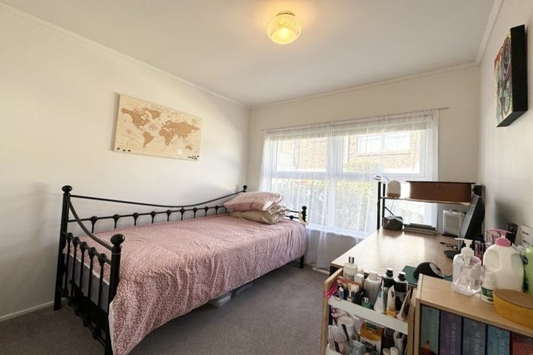 Photo of property in 1/5 Finn Place, Totara Vale, Auckland, 0629