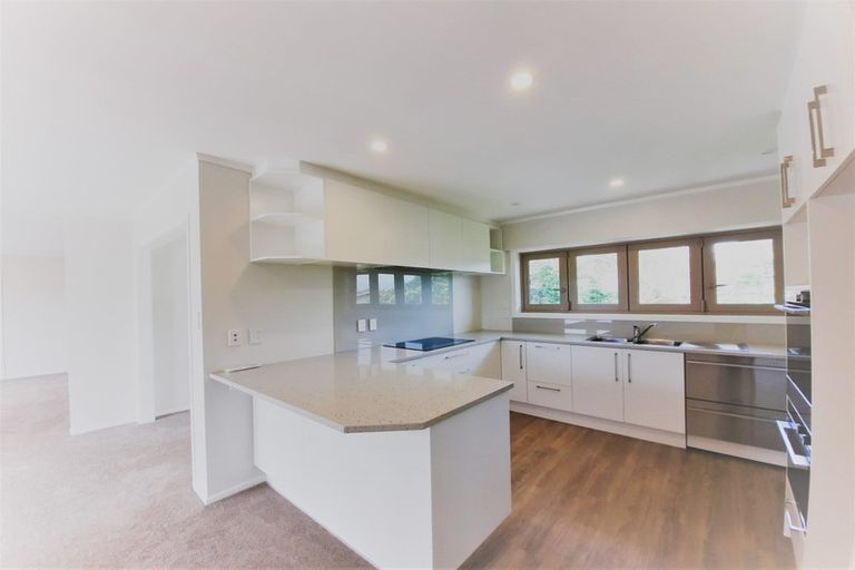 Photo of property in 7 Leewood Place, Pakuranga Heights, Auckland, 2010