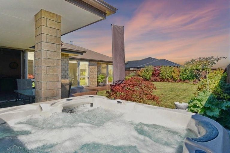 Photo of property in 7 Walnut Way, Rangiora, 7400