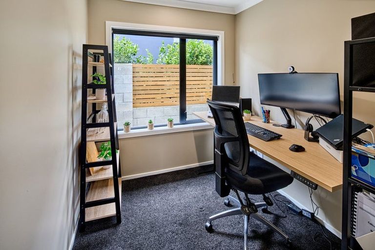 Photo of property in 12 Boeing Way, Newlands, Wellington, 6037