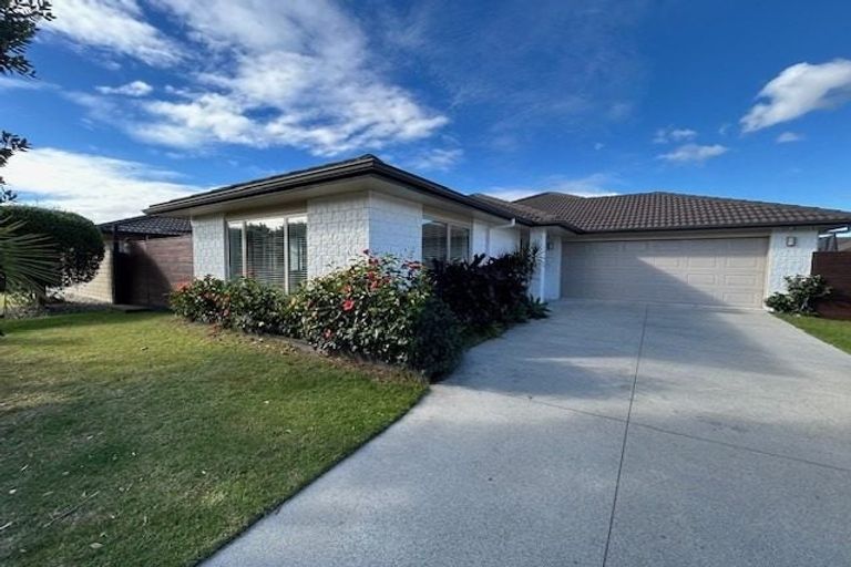 Photo of property in 21 Grabella Place, Papamoa Beach, Papamoa, 3118