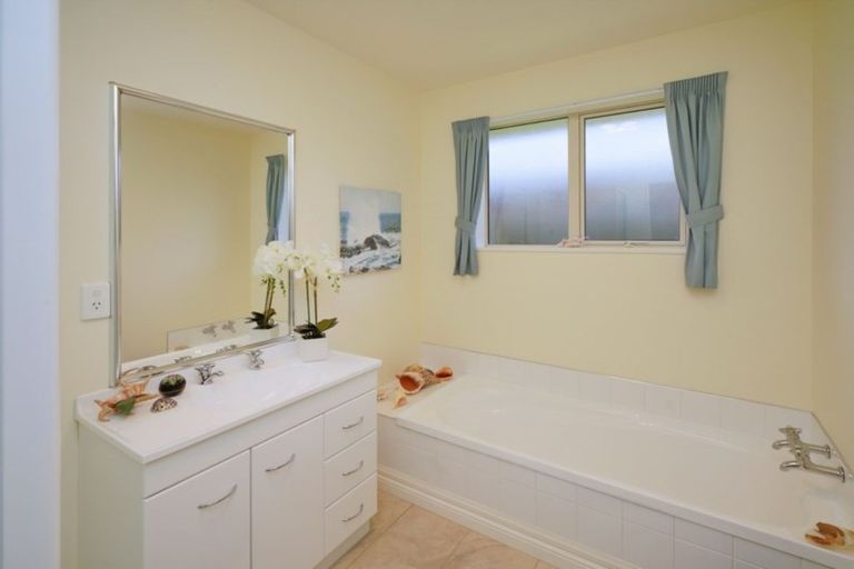 Photo of property in 24 Chesterfield Mews, Russley, Christchurch, 8042