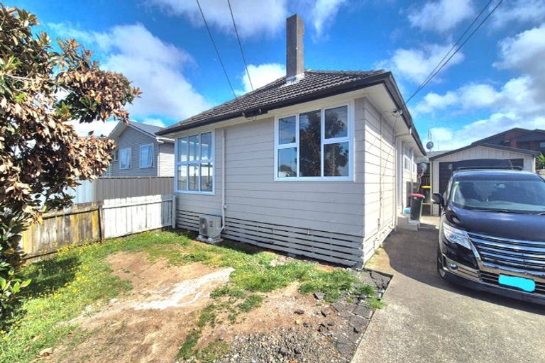 Photo of property in 20 Farnborough Crescent, Mangere, Auckland, 2022