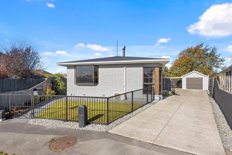 Photo of property in 17 Rosanna Place, Aranui, Christchurch, 8061