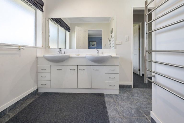 Photo of property in 4 Lakemere Way, Kinloch, Taupo, 3377