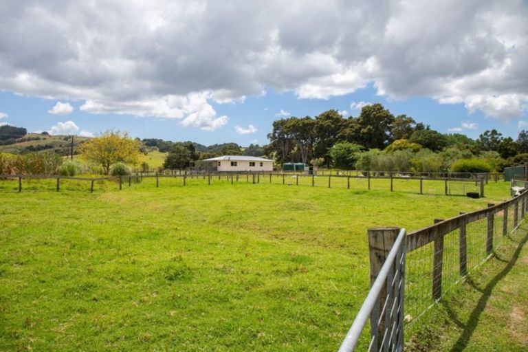 Photo of property in 32 Franklin Road, Paparoa, 0571