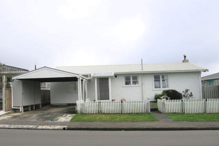 Photo of property in 6 Quigley Street, Newlands, Wellington, 6037