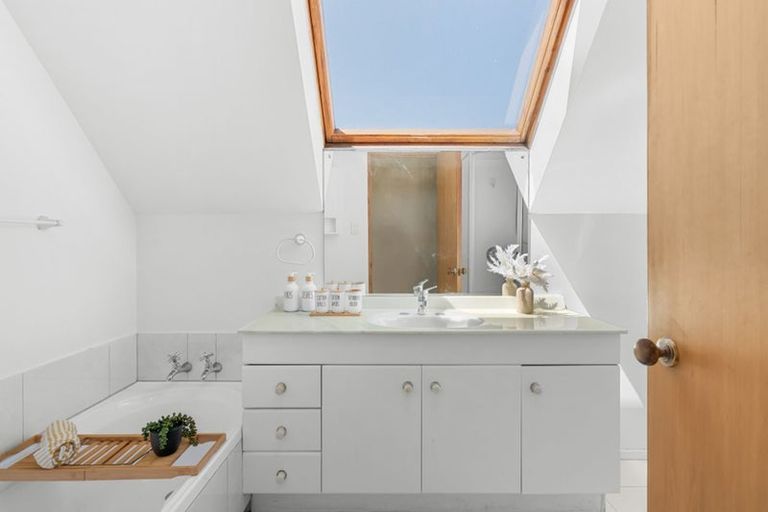 Photo of property in 11 Brockhall Lane, Avonhead, Christchurch, 8042