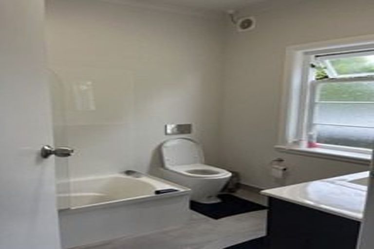 Photo of property in 98/98a Weraroa Road, Levin, 5510