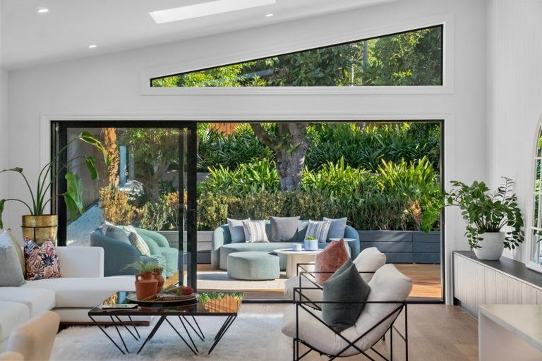 Photo of property in 2/21 Eastcliffe Road, Castor Bay, Auckland, 0620