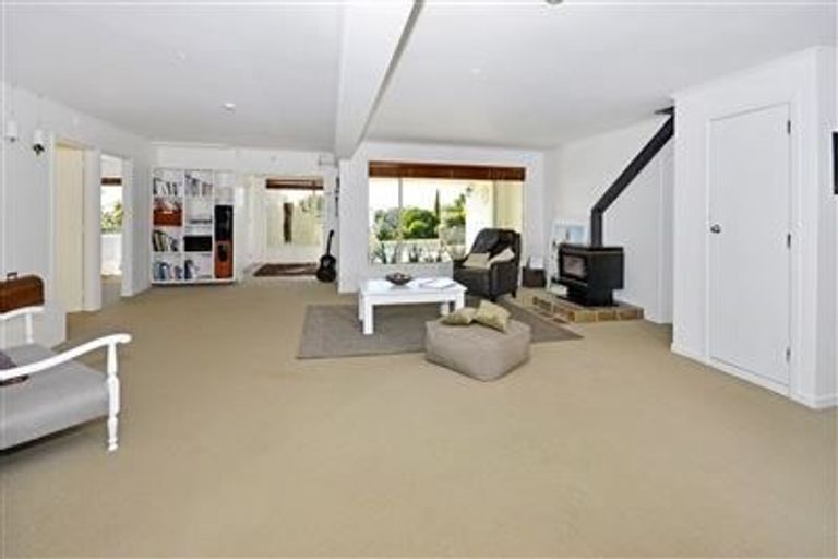 Photo of property in 28 Churchill Road, Murrays Bay, Auckland, 0630