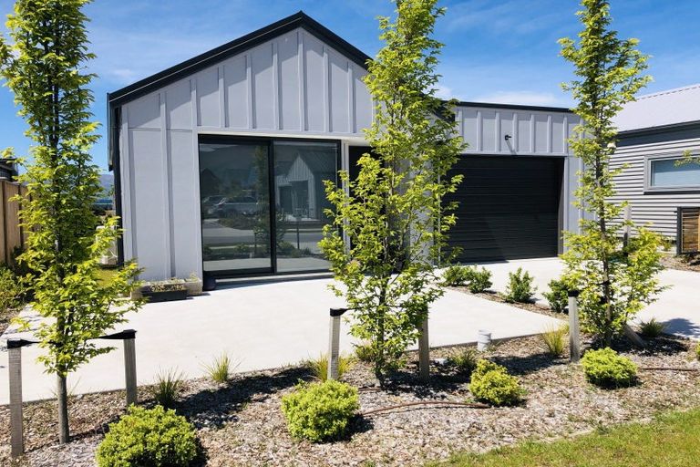 Photo of property in 28 Mount Creighton Crescent, Wanaka, 9305