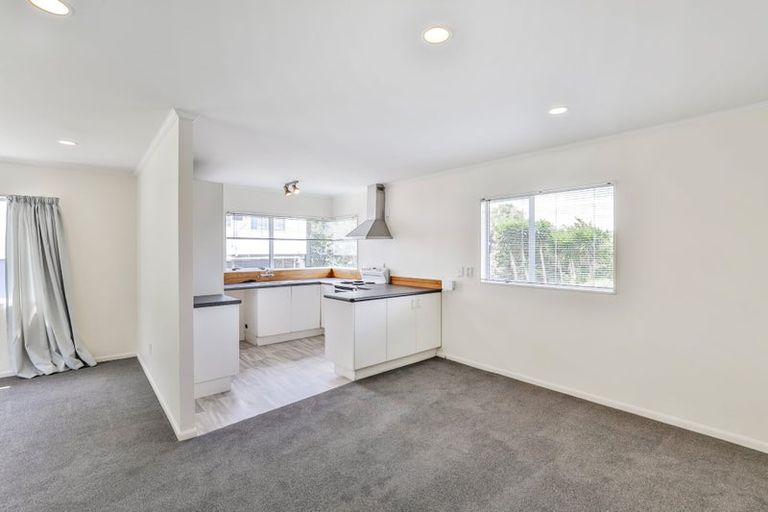 Photo of property in 2/28 Witheford Drive, Bayview, Auckland, 0629
