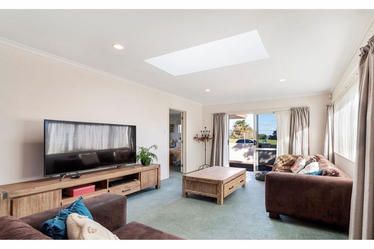 Photo of property in 37 Roys Road, Weymouth, Auckland, 2103