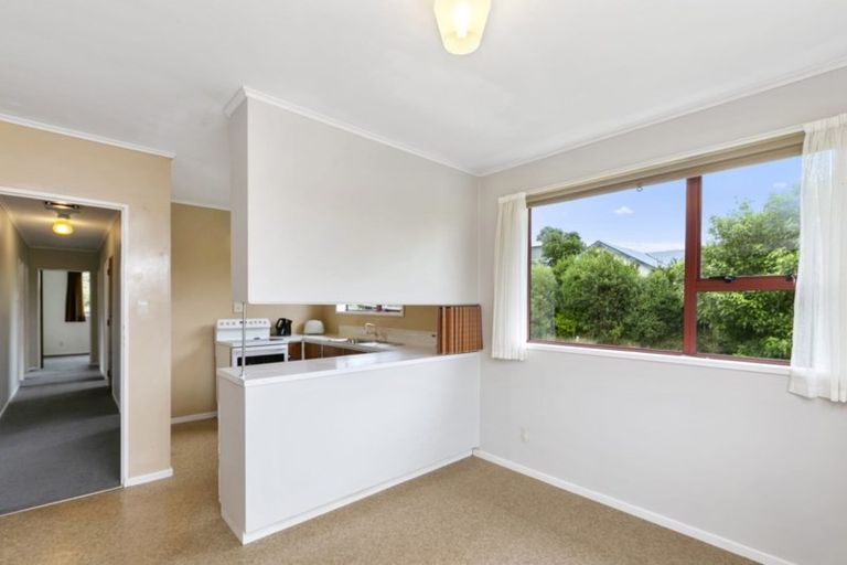 Photo of property in 4 Bloomsbury Grove, Newlands, Wellington, 6037