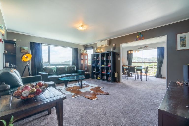 Photo of property in 5 Hillview Crescent, Paparangi, Wellington, 6037