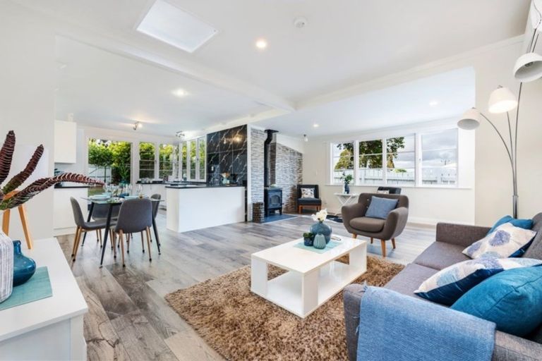 Photo of property in 1 Luckens Road, West Harbour, Auckland, 0618