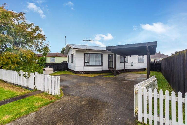 Photo of property in 96 Maplesden Drive, Clendon Park, Auckland, 2103