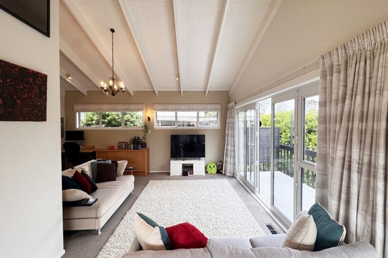 Photo of property in 8 Langstone Place, Chatswood, Auckland, 0626