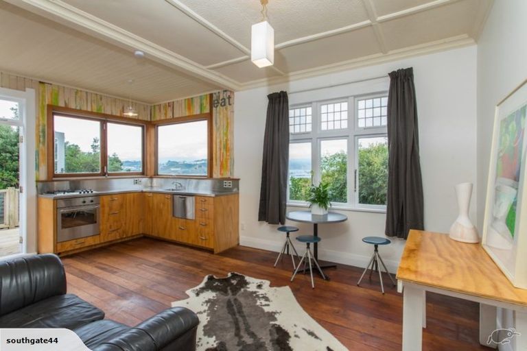 Photo of property in 30 Hungerford Road, Lyall Bay, Wellington, 6022