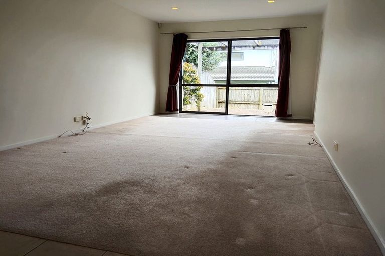 Photo of property in 25 Spalding Rise, Golflands, Auckland, 2013