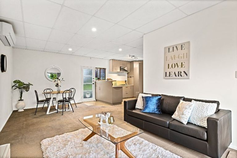 Photo of property in 6 Fayette Place, Te Atatu South, Auckland, 0610