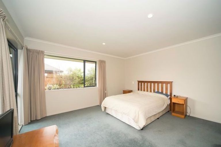 Photo of property in 12 Johnstone Drive, Fitzherbert, Palmerston North, 4410