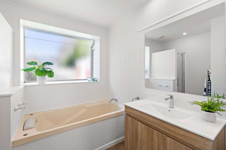 Photo of property in 31 Humphrey Kemp Avenue, Henderson, Auckland, 0612