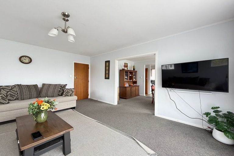 Photo of property in 3 Alder Place, Newlands, Wellington, 6037