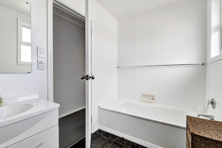 Photo of property in 6 Malone Place, Hawera, 4610